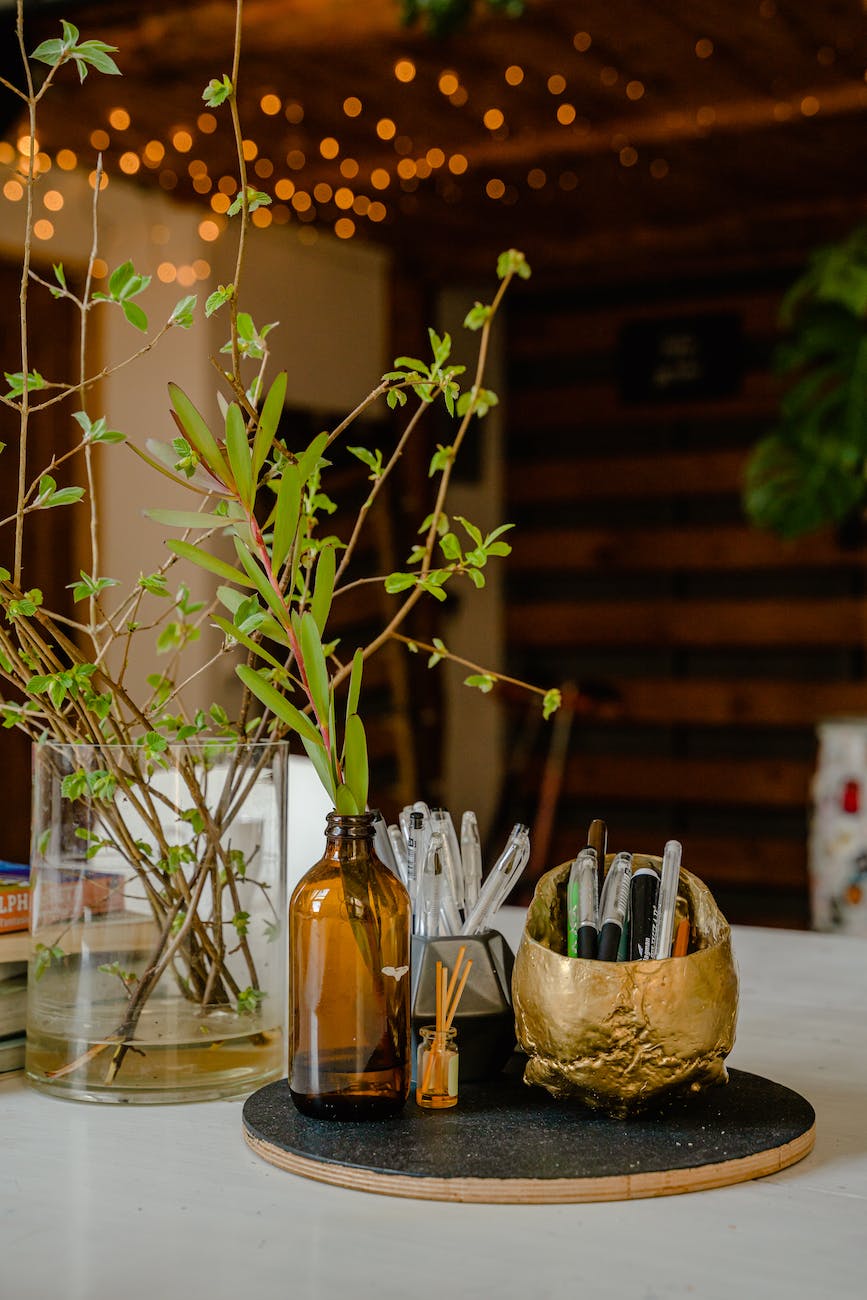  Planta artificial de estilo chino con flores artificiales de  musgo verde, maceta de cerámica para salón o sala de estar, pequeña mesa de  café artificial : Hogar y Cocina